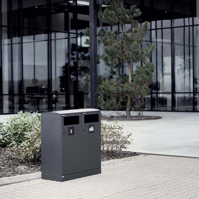 Avfallssortering framför hotellets entré