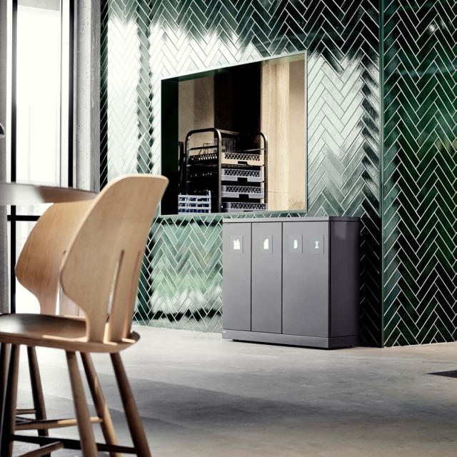 Kildesortering placeret i en kantine på en arbejdsplads